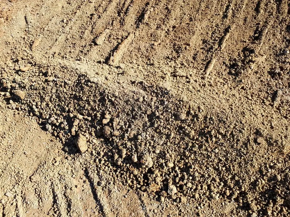 Superfície de terra seca com marcas de máquinas
